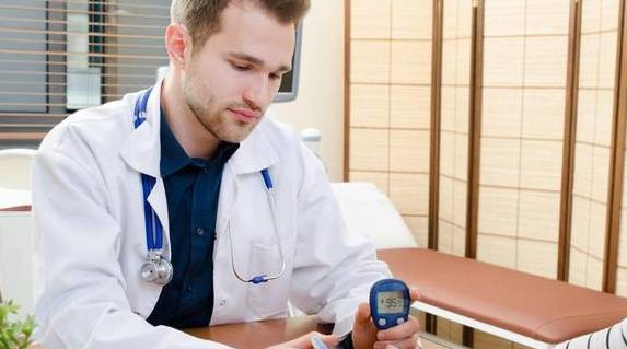 方案|2型糖尿病长期坚持用胰岛素好还是吃药好？医生的答案或令你意外