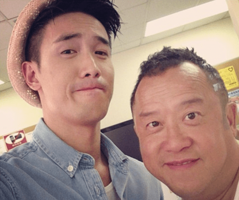 曾志伟两个亲生的儿子,大的又高又帅不像爹,小的又矮又胖太像爹