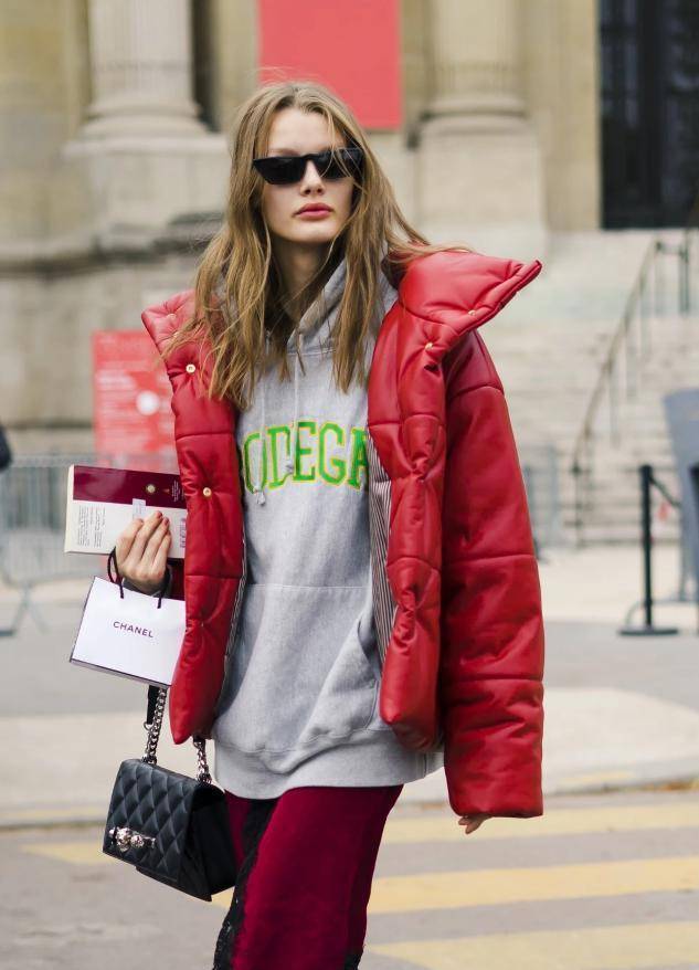 黑色|马伊琍走机场，穿羽绒服配“小樱桃”夏衣，皮肤白嫩露出久违笑容