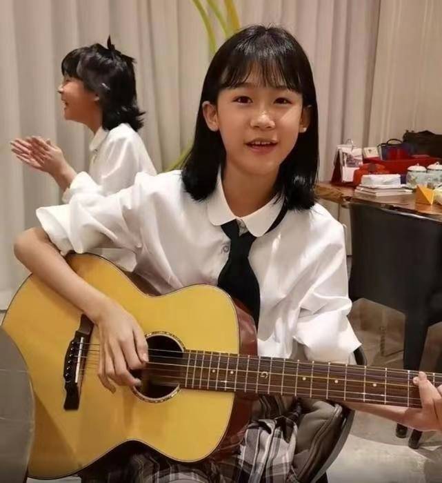 氛围|陆毅老婆女儿拍写真,满屏都是大长腿,12岁贝儿和妈妈共用一张脸