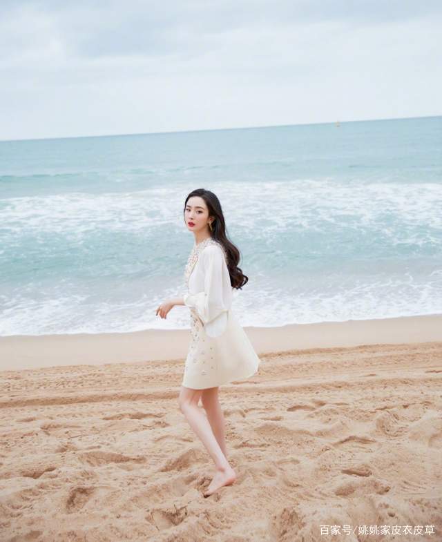 身材|杨幂穿A字小白裙,大衣身材曲线!大长腿实力抢镜!34岁仙气十足