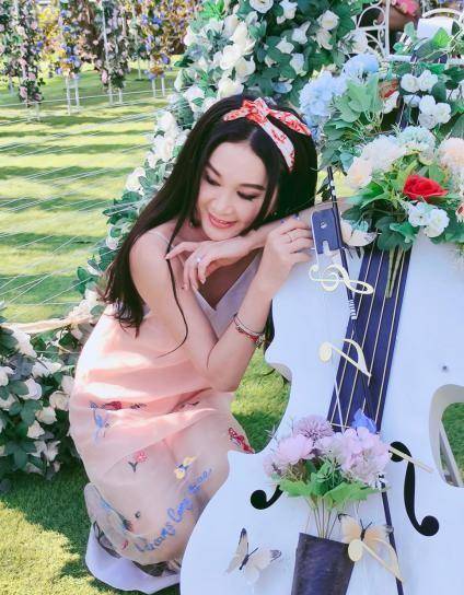 卫衣|54岁温碧霞坚持扮嫩，穿抹胸裙扮花仙子，没生过孩子也难挡衰老