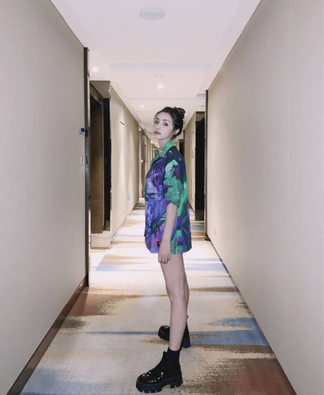 显得|麦迪娜升级“辣妈”后，一身工装风甜酷范，这哪里看得出生过娃？