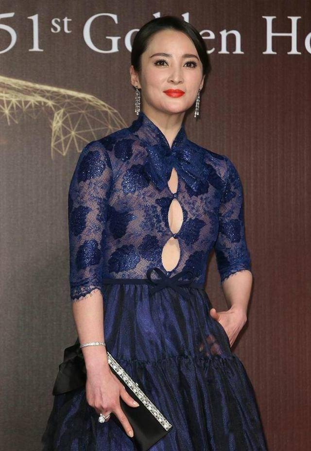 设计|44岁蒋勤勤为人很低调,但穿衣挺大胆,连衣裙穿上太瘦绷出三个圈