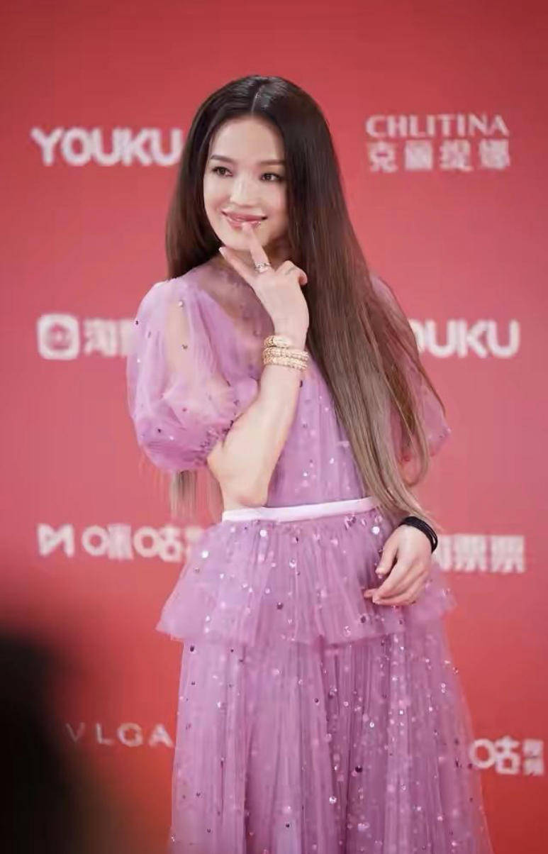 颜色|又被舒淇的“大胆”震住，领口开到腰+大露背的连衣裙都hold得住