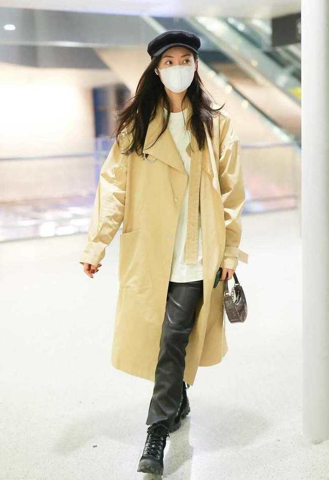 显得|郑希怡穿一袭风衣,搭配黑色长裤走机场,高级又洋气!
