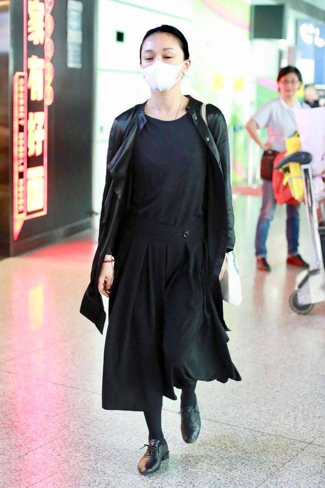 小腿肚|周迅美得真低调，穿黑色外套搭配阔腿裤简约大气，气场十足