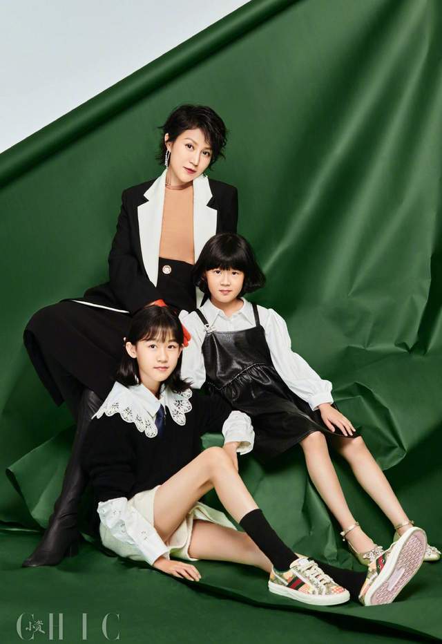 鲍蕾|鲍蕾母女仨合体登封，她穿包臀裙暴露身材短板，贝儿瘦得膝盖突兀