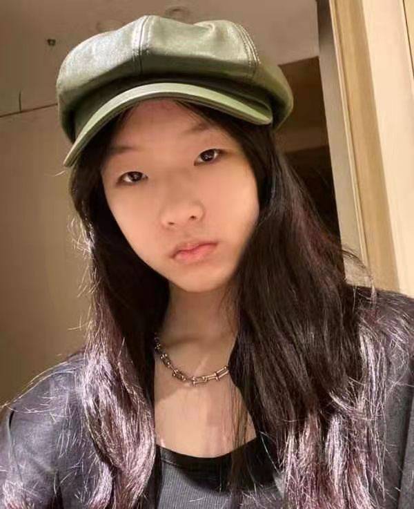 黑色|小S大女儿晒美照！15岁穿露脐装搭高腰裤秀身材，天生高级脸
