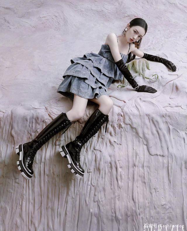 显得|周也《红秀》杂志大片曝光，演绎不同造型，是行走中的美女画报