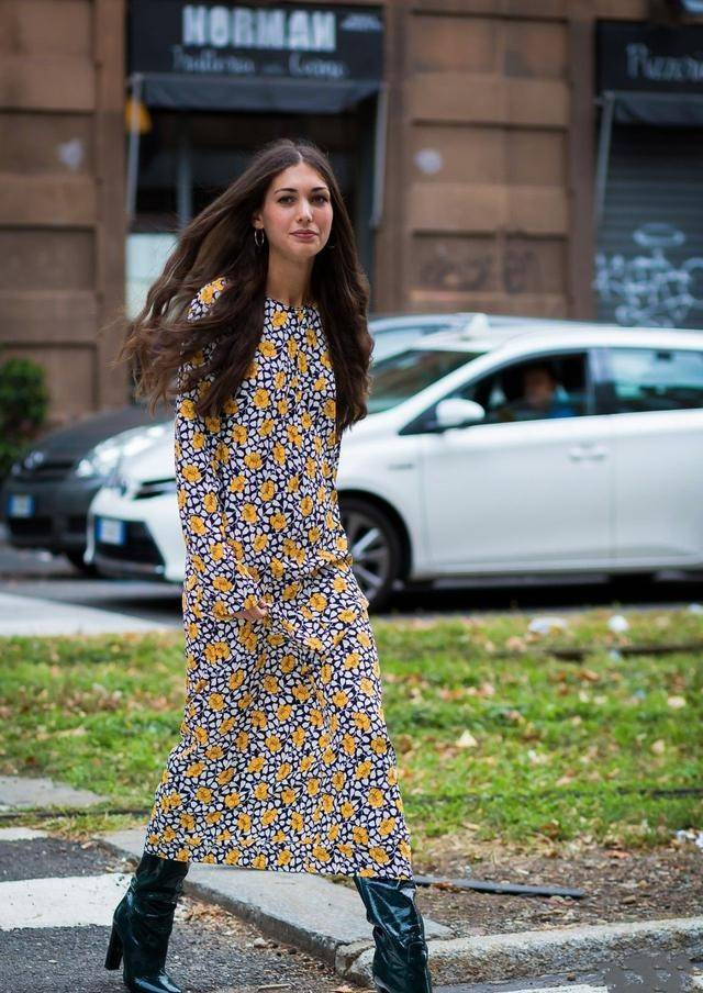 职场|长筒靴和半身裙的这套搭配会更加的职场化