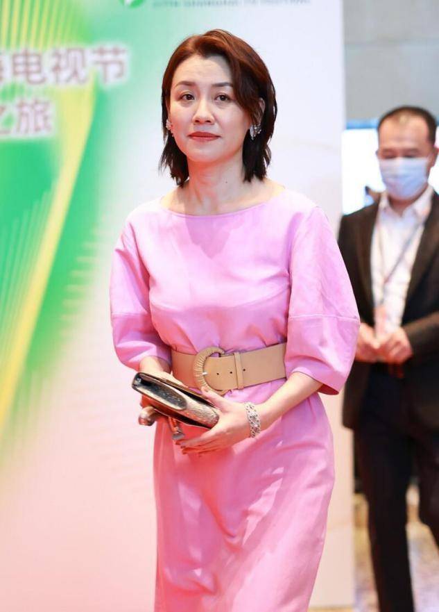 身材|生活中的刘琳挺温柔的，穿收腰褶皱裙显得温婉大气，有皱纹也美