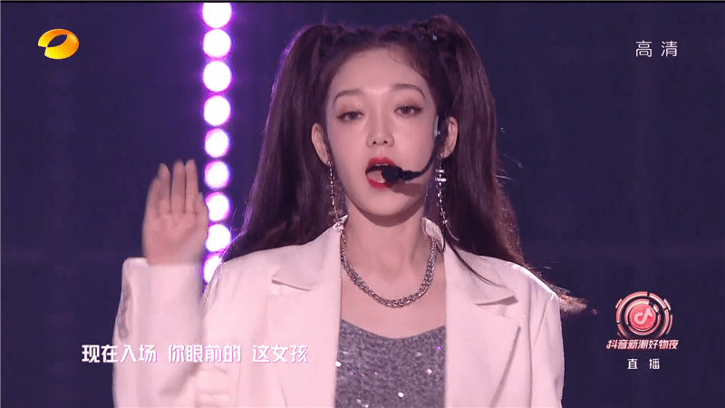 张萌|芒果817晚会女星状态大赏:娜扎紧张频卡词,张萌浮肿,硬糖全员扮嫩