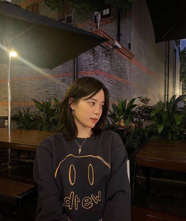 卫衣|欧阳娜娜剪短发后更好看了，现身机场秀穿搭，休闲时尚很气质