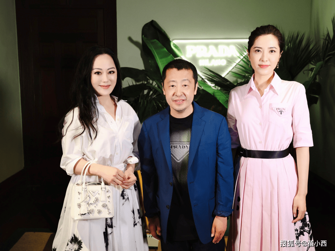 章小蕙|章小蕙的上流贵妇生活让人羡慕，穿白衬衫配半身裙，高级感藏不住