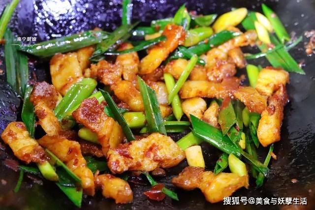 做法|回锅肉这样做吃着才过瘾，肥而不腻，超级下饭，每次做一盘不够吃