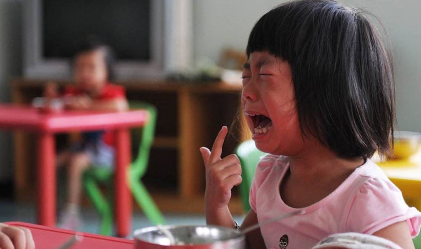 家长|女童午饭吃得少，幼儿园老师将其留在教室反思，随后女童坠落一楼