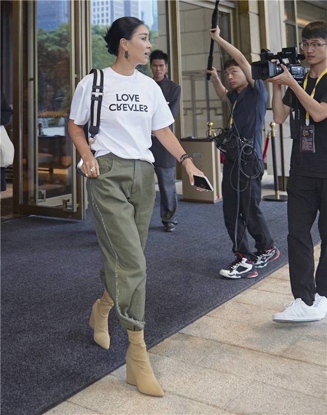 黑色|那英没有明星包袱,穿白T配“大裤衩”就出门,依然还有大姐范儿