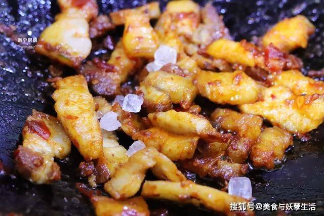 做法|回锅肉这样做吃着才过瘾，肥而不腻，超级下饭，每次做一盘不够吃