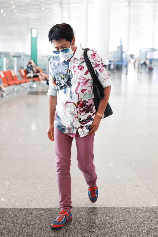 蔡国庆|谁说男人不能"老来俏",蔡国庆穿花衫看着花里胡哨,可还挺个性