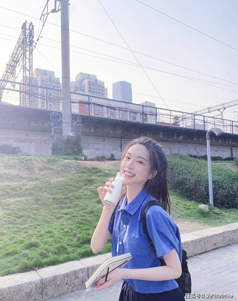 短裙|夏日甜酷风万能公式!明星都爱的时髦风格,普通人也能完美驾驭