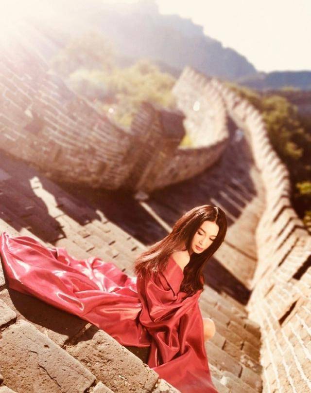 颜色|“冻龄女神”温碧霞时尚撩人，一袭红色长裙秀美背，哪有54岁的样