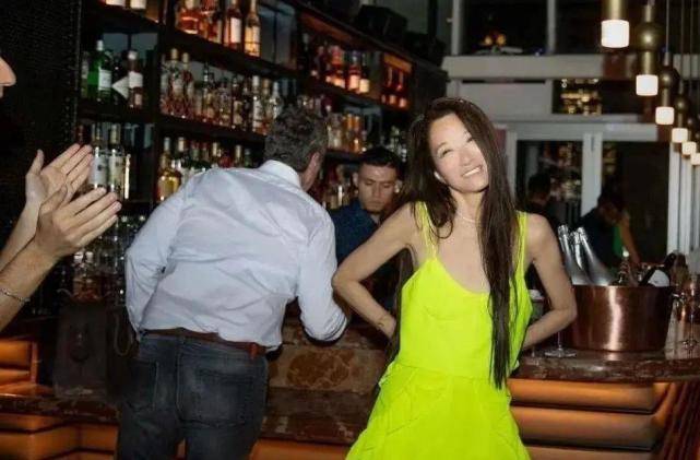 亮点|72岁王薇薇身材似27岁！穿露背装秀身材，戴太阳帽变身顶级名媛