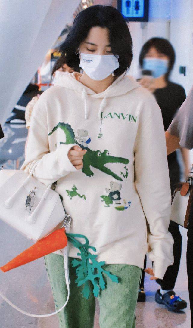 卫衣|欧阳娜娜剪短发后更好看了，现身机场秀穿搭，休闲时尚很气质