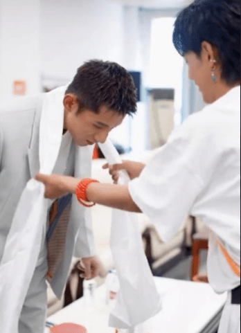 丁真|张继科教丁真颠球太难见！他穿西装变绅士儒雅，丁真却少年感十足