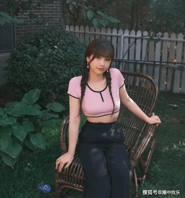 虞书欣晒照身材太有料!粉色bm风上衣搭双麻花辫可爱又甜_jennie