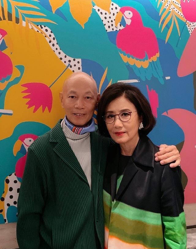 氛围|汪明荃哪像70多岁奶奶,穿“彩虹装”洋气又减龄,老了也是一枝花