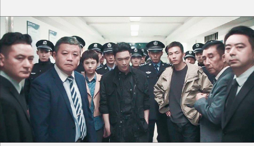 片段|张艺兴:红雷哥我不是故意。孙红雷调侃:我到底是你哥还是你儿子