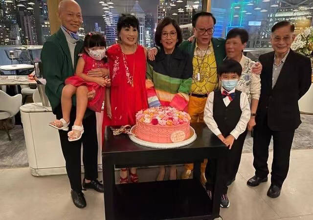 氛围|汪明荃哪像70多岁奶奶,穿“彩虹装”洋气又减龄,老了也是一枝花