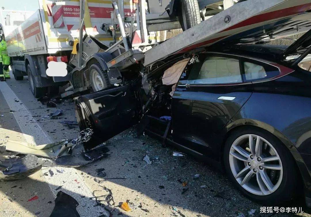 90后蔚来es8车主启用自动辅助驾驶发生重大交通事故现场惨烈