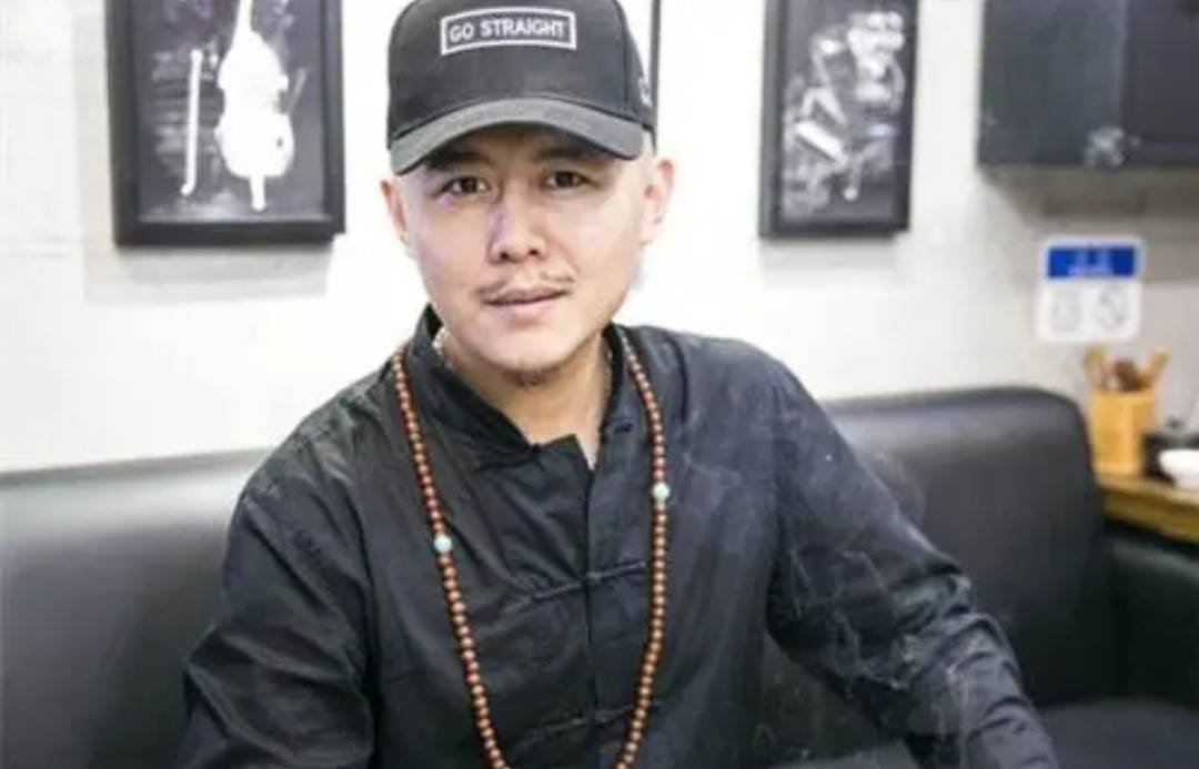 曾经是地方台的主持人,如今成为补习班的老师,因扰民遭居民举报_大新