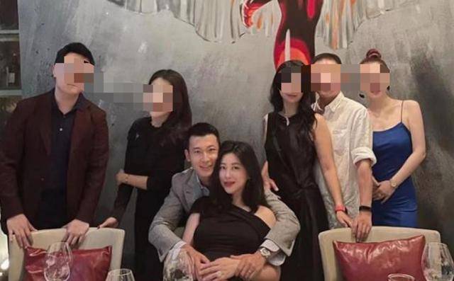 脖颈|朱珠怀孕之后发福得厉害！怀孕9月涂大红唇好精致，身材走样许多