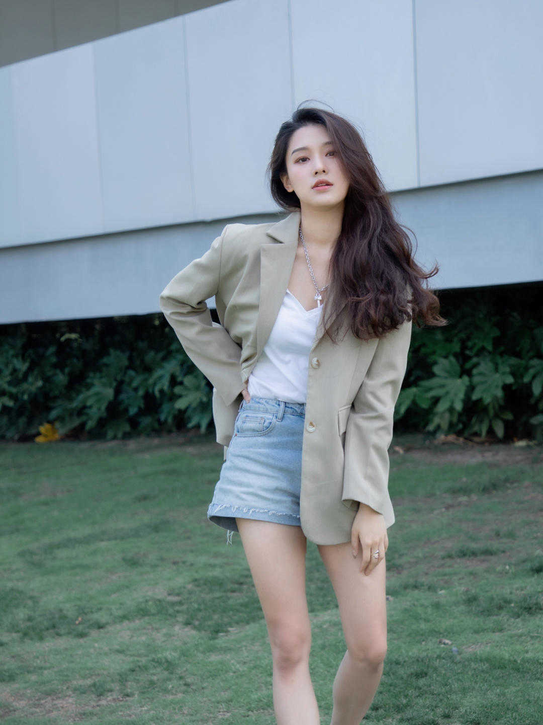 显得|秋天，“阔腿裤”的高级穿法是这样的，搭配白衬衫利落潇洒