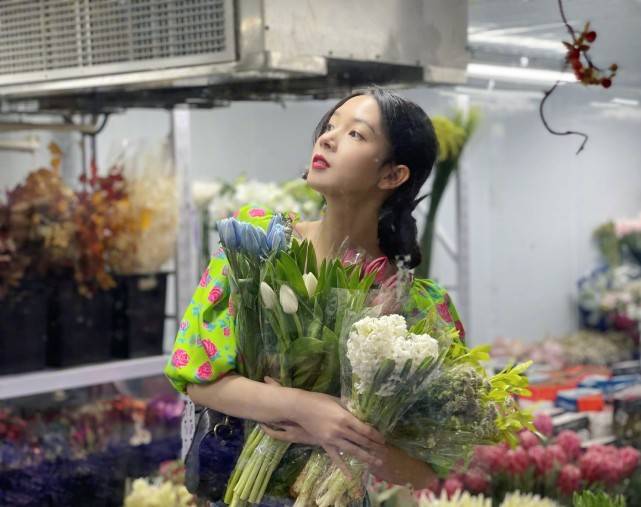 好身材|陈瑶穿绿色花衬衫去买花，配牛仔裤青春靓丽，这腰只有巴掌大？