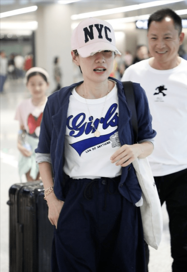 辣妈|马伊琍才是“辣妈圈”顶流,穿藏青色开衫搭配阔腿裤,减龄时髦