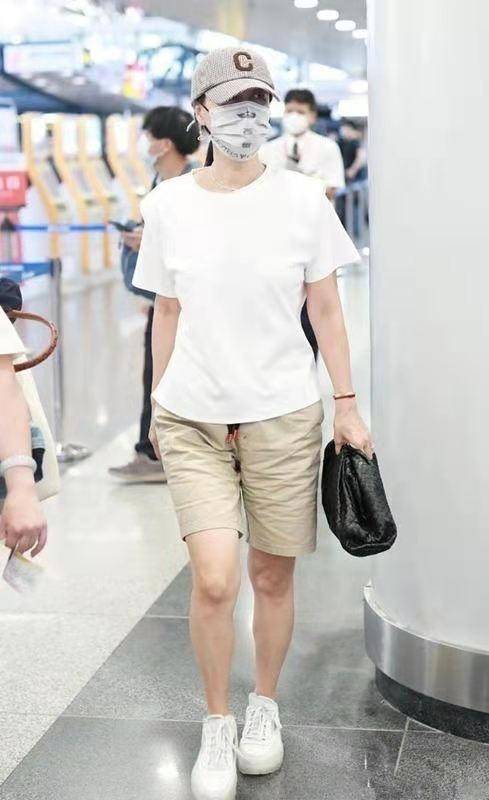 黑色|那英没有明星包袱,穿白T配“大裤衩”就出门,依然还有大姐范儿