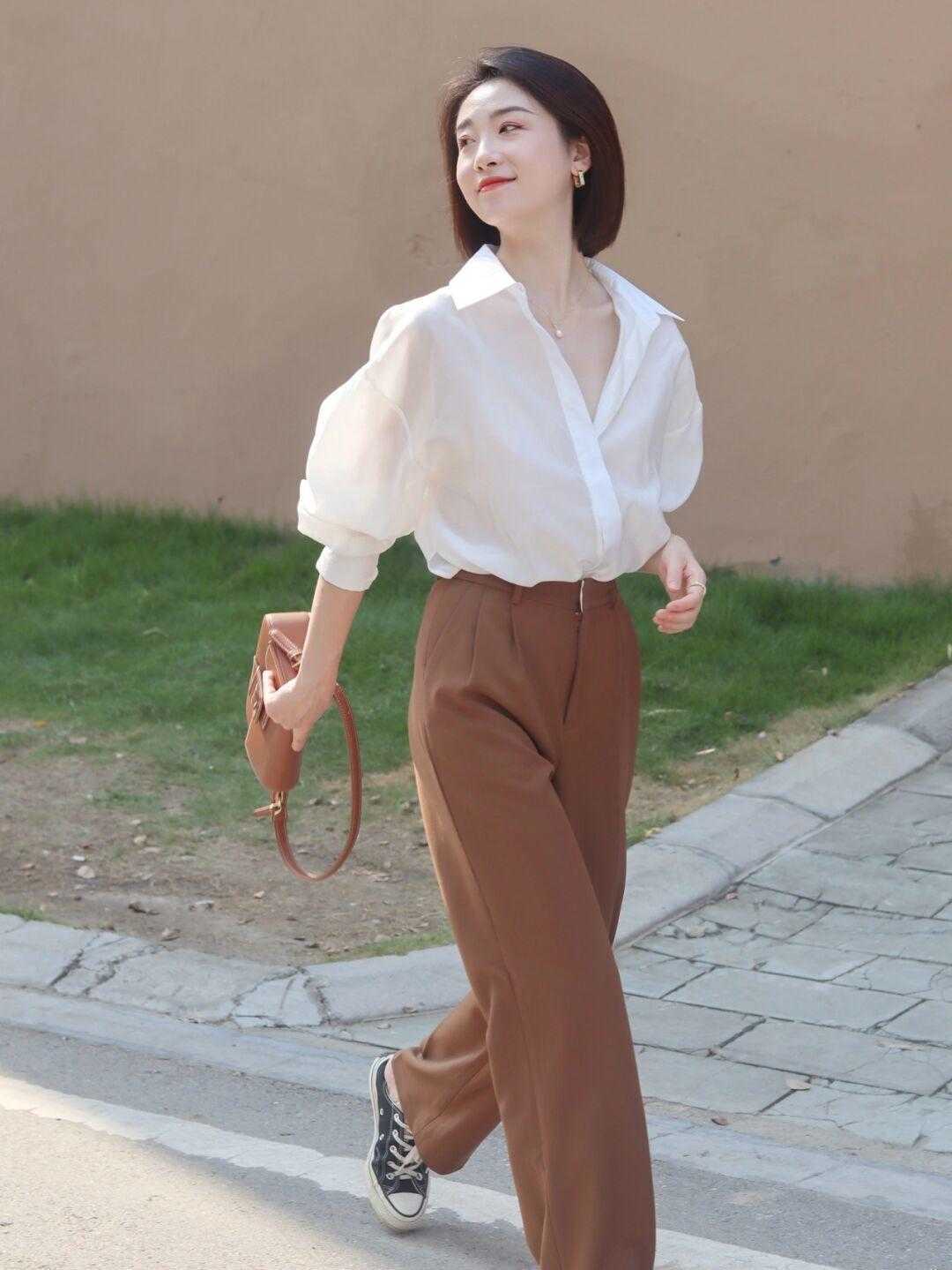 显得|秋天，“阔腿裤”的高级穿法是这样的，搭配白衬衫利落潇洒