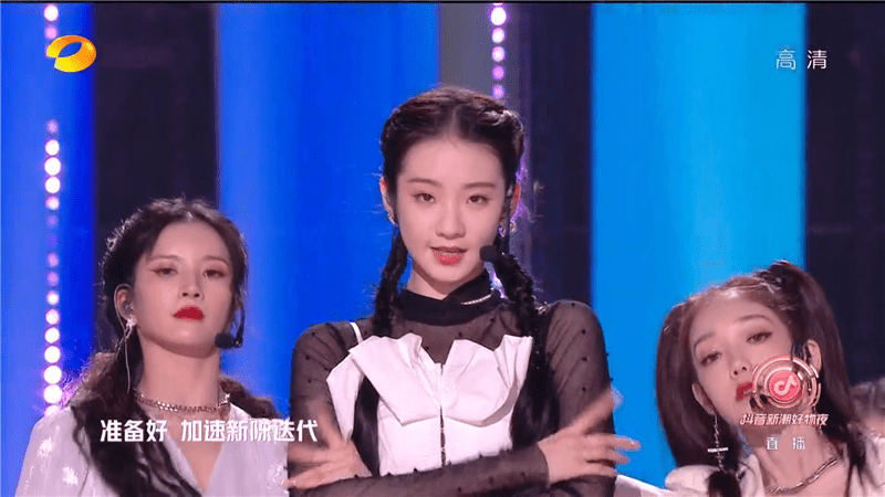 张萌|芒果817晚会女星状态大赏:娜扎紧张频卡词,张萌浮肿,硬糖全员扮嫩