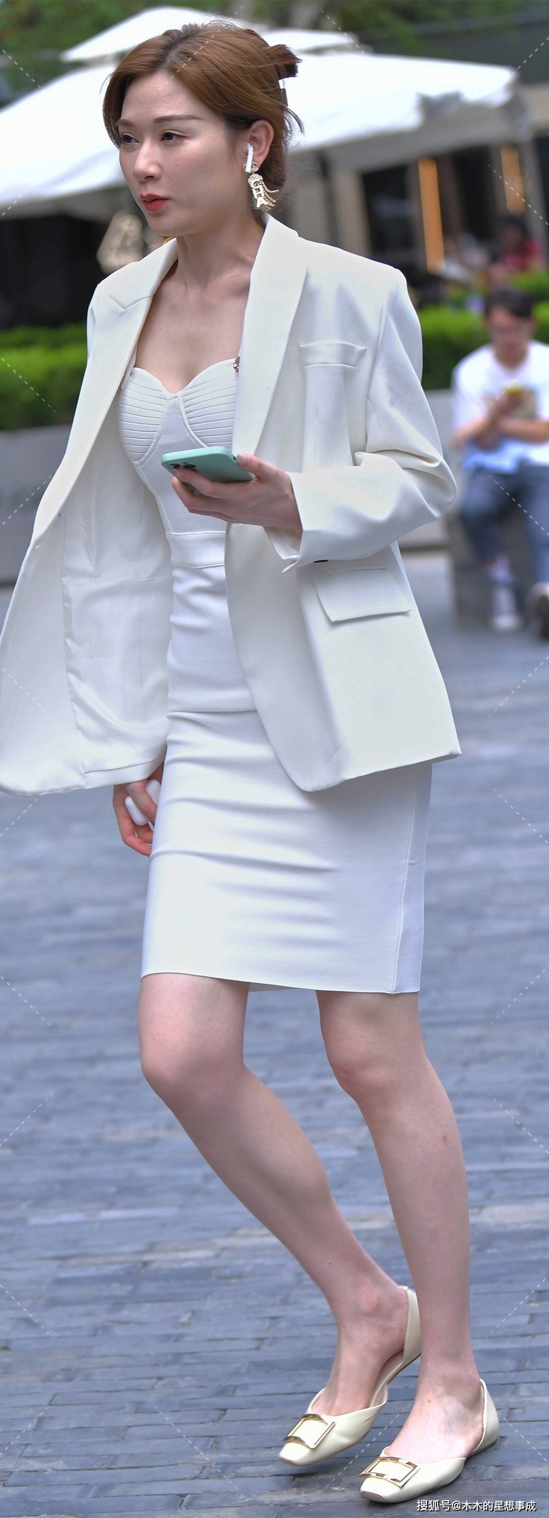 身材|西服外套太复古，让成熟的女孩多了份强大气场