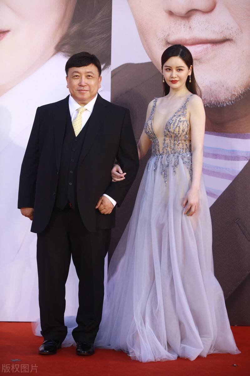 王晶老婆到底长啥样,美貌胜过邱淑贞?网友:真乃人生最大赢家_妻子