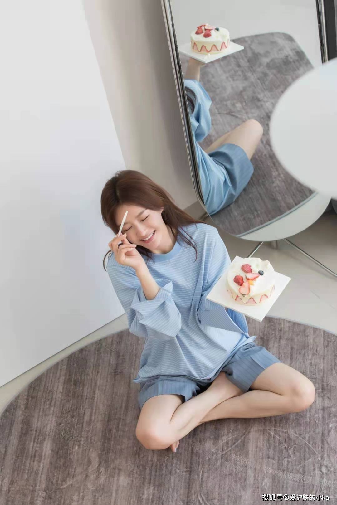 身材|41岁秦岚完全没有“阿姨感”，穿宝蓝针织青春靓丽，丸子头好少女
