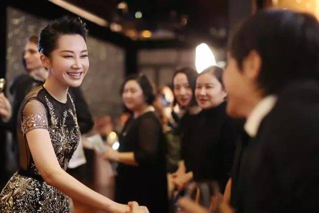 纱裙|50岁许晴鎏金纱裙现身，梨涡甜笑好气质，这才是最佳的梦中情人