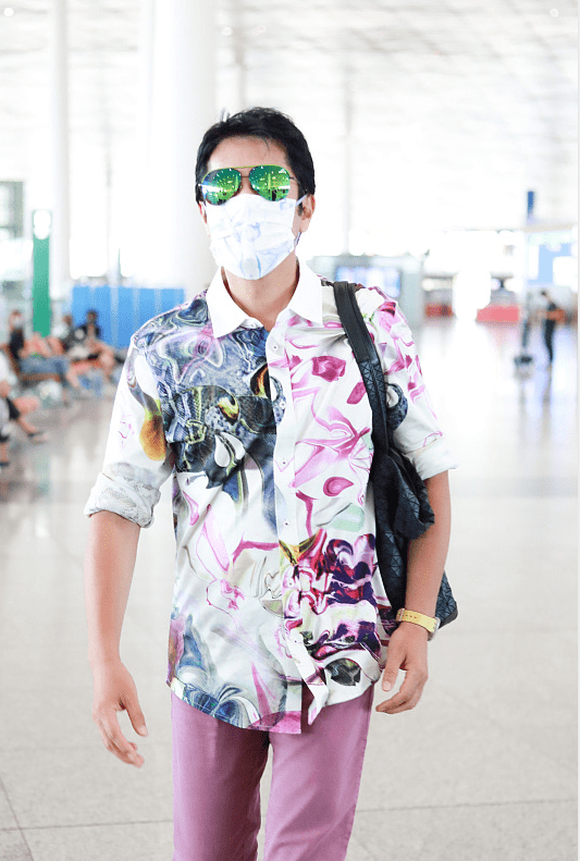 蔡国庆|谁说男人不能＂老来俏＂，蔡国庆穿花衫看着花里胡哨，可还挺个性