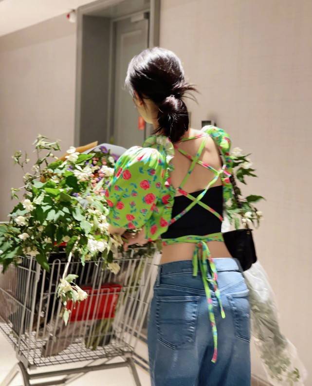 好身材|陈瑶穿绿色花衬衫去买花，配牛仔裤青春靓丽，这腰只有巴掌大？