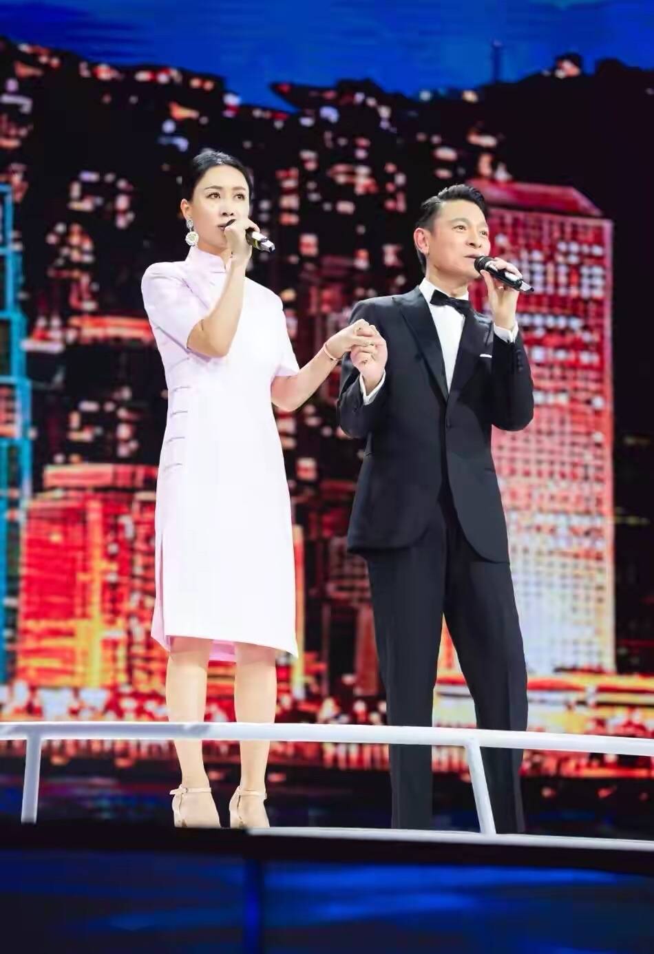 黑色|那英没有明星包袱,穿白T配“大裤衩”就出门,依然还有大姐范儿