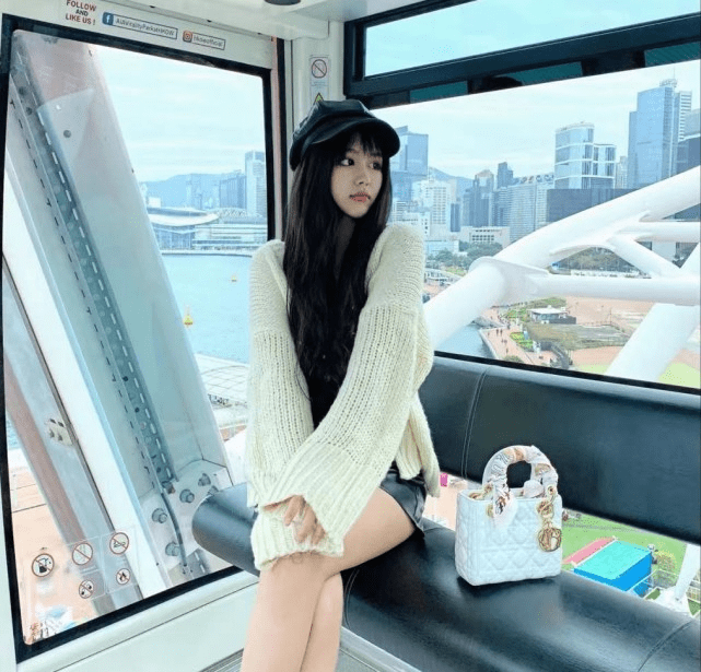 选女主角还是在恋爱周星驰找的这位女孩背景被深扒真的不简单